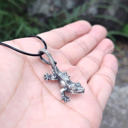 クレステッドゲッコー(オウカンミカドヤモリ)のシルバーペンダント　革ひもネックレス付き 5枚目の画像