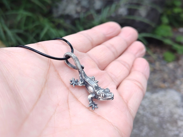 クレステッドゲッコー(オウカンミカドヤモリ)のシルバーペンダント　革ひもネックレス付き 5枚目の画像