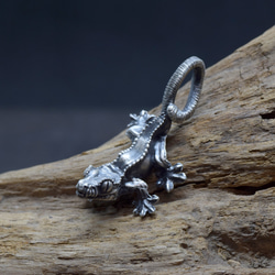 クレステッドゲッコー(オウカンミカドヤモリ)のシルバーペンダント　革ひもネックレス付き 3枚目の画像