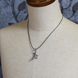 クレステッドゲッコー(オウカンミカドヤモリ)のシルバーペンダント　革ひもネックレス付き 7枚目の画像