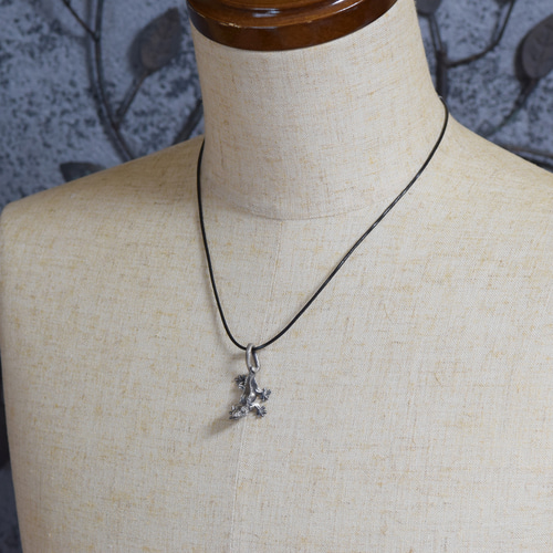 クレステッドゲッコー(オウカンミカドヤモリ)のシルバーペンダント 革