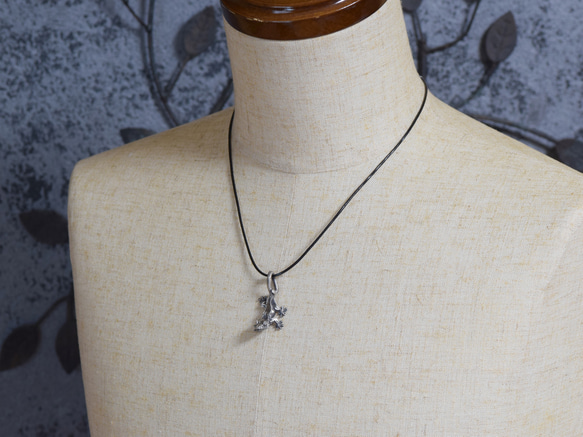 クレステッドゲッコー(オウカンミカドヤモリ)のシルバーペンダント　革ひもネックレス付き 7枚目の画像