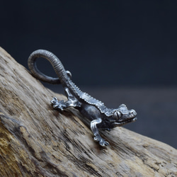 クレステッドゲッコー(オウカンミカドヤモリ)のシルバーペンダント　革ひもネックレス付き 2枚目の画像