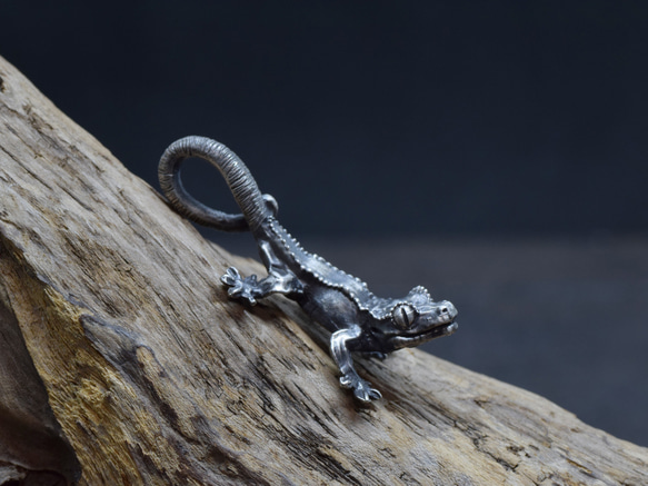 クレステッドゲッコー(オウカンミカドヤモリ)のシルバーペンダント　革ひもネックレス付き 2枚目の画像