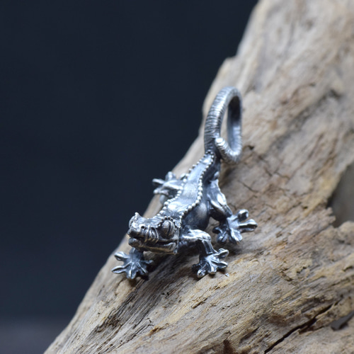 クレステッドゲッコー(オウカンミカドヤモリ)のシルバーペンダント 革