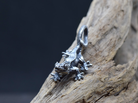 クレステッドゲッコー(オウカンミカドヤモリ)のシルバーペンダント 革