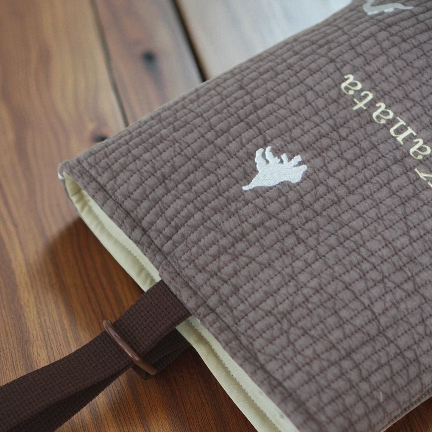 高見えするダイナソーブラウン入園入学セット。名入れでお子様だけの特別バッグに。恐竜好きの君へ届け！