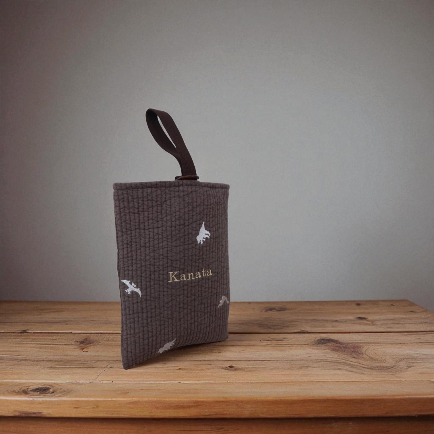 高見えするダイナソーブラウン入園入学セット。名入れでお子様だけの特別バッグに。恐竜好きの君へ届け！