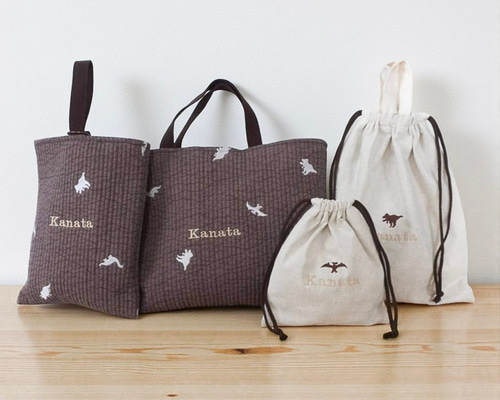 高見えするダイナソーブラウン入園入学セット。名入れでお子様だけの