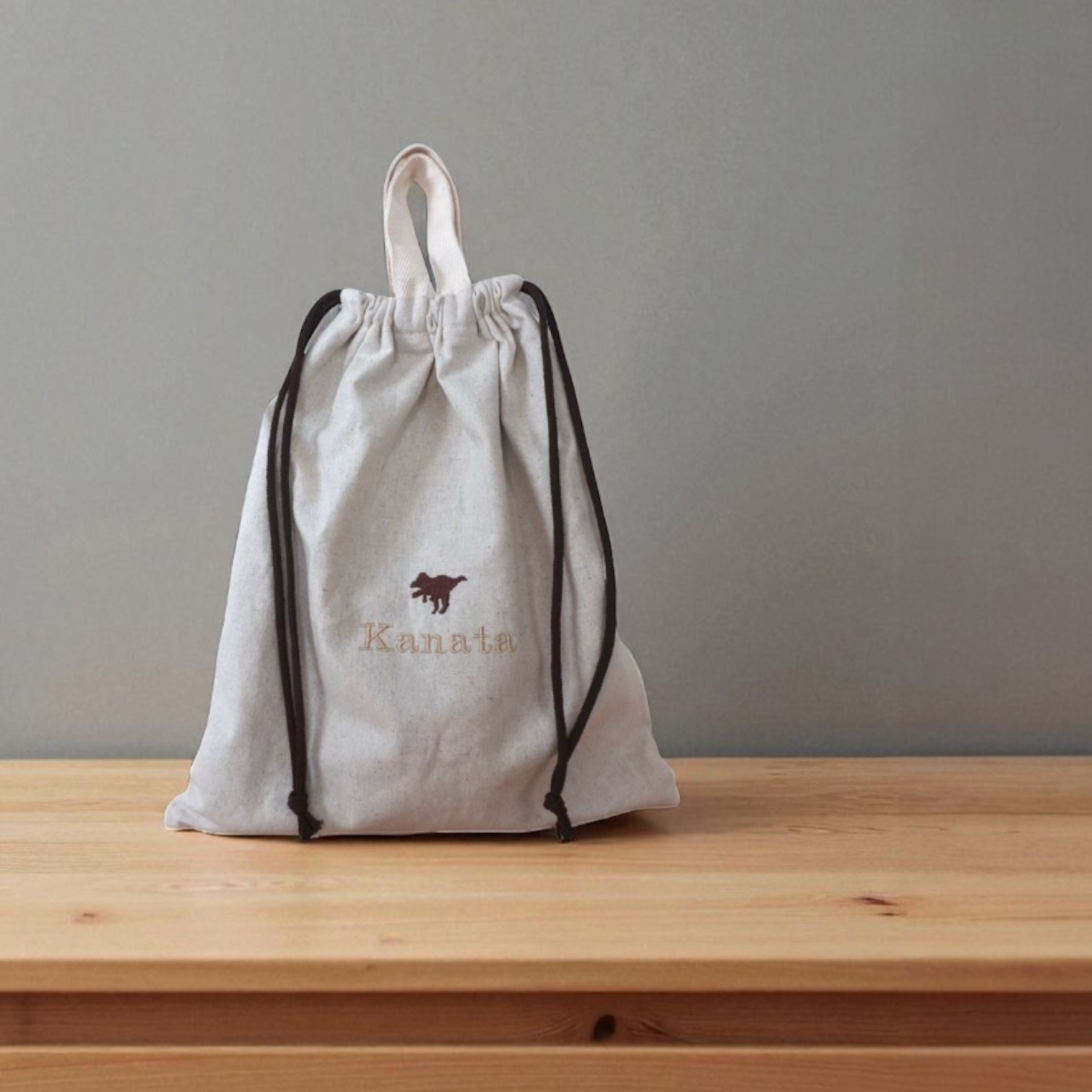 高見えするダイナソーブラウン入園入学セット。名入れでお子様だけの特別バッグに。恐竜好きの君へ届け！