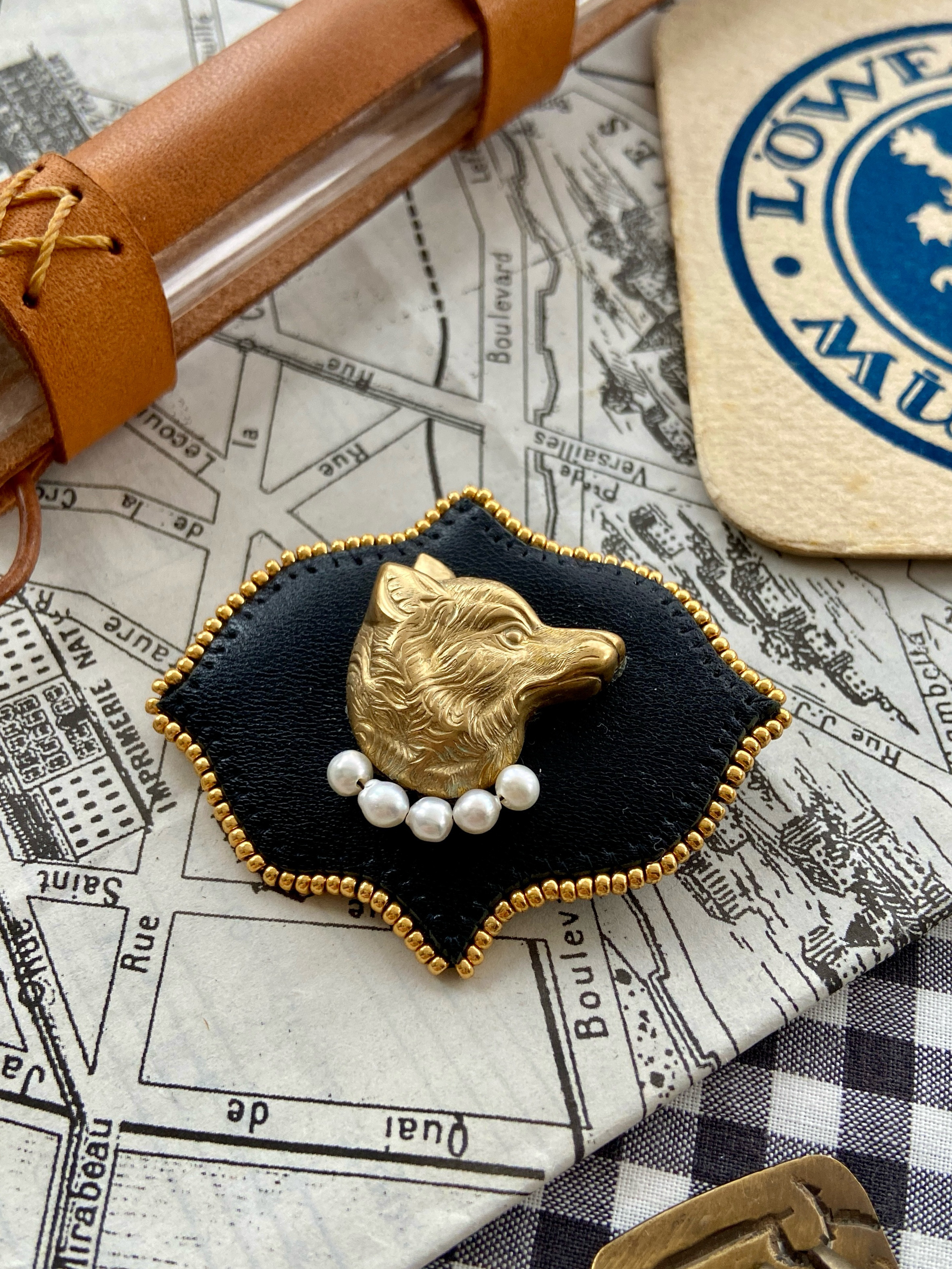 真鍮の狼と淡水パールの本革ブローチ（ブラック）