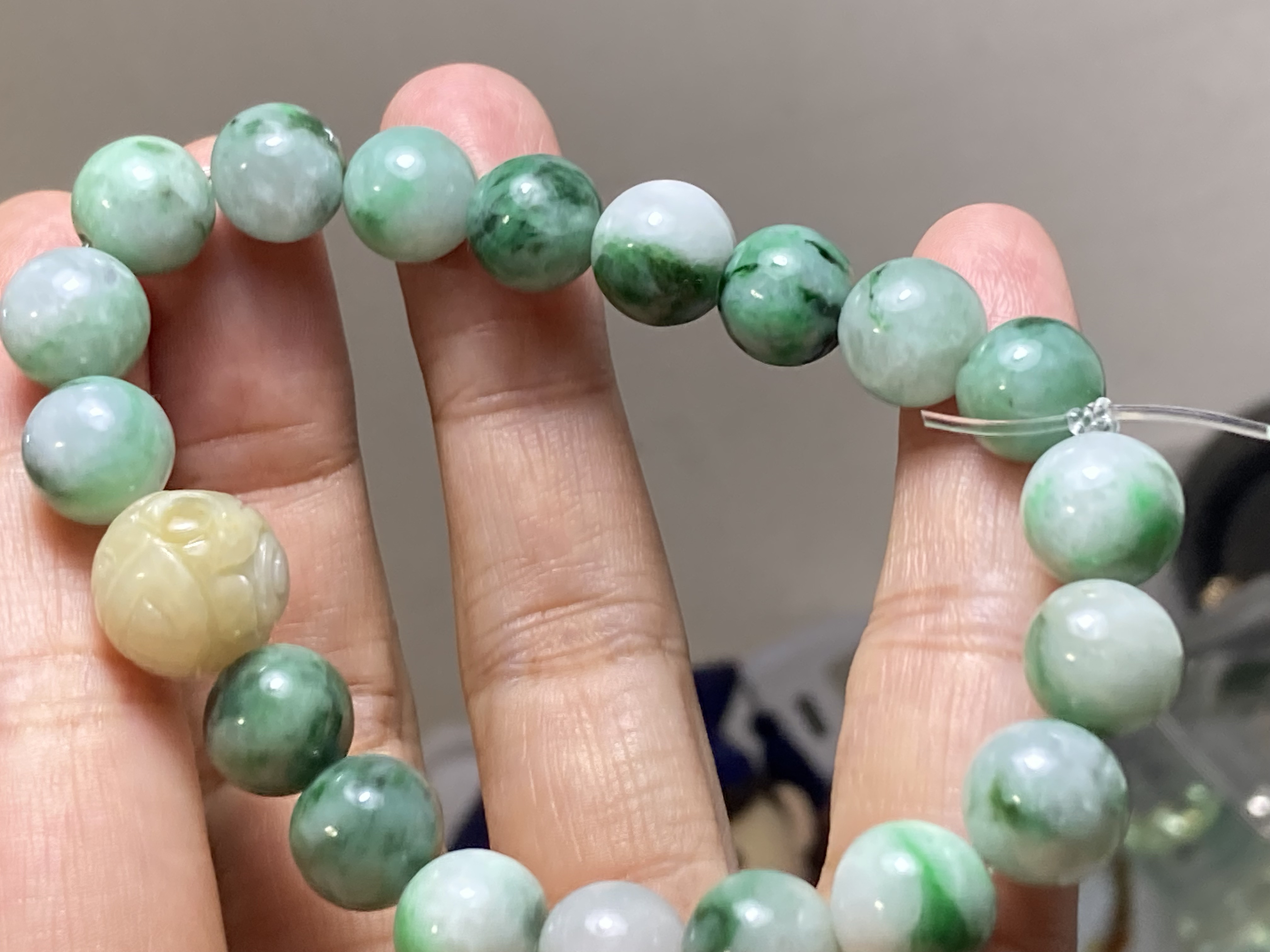 BR7-45 花緑10.0mm 彫り花珠 ミャンマー産 天然 A貨 本翡翠 ブレスレット
