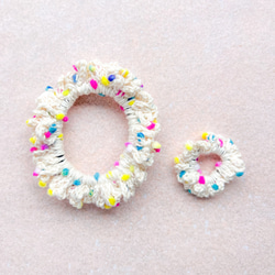 カラフルポンポンのニットシュシュ❤︎親子セット 姉妹 お揃い ヘアゴム キッズ ベビー 2枚目の画像