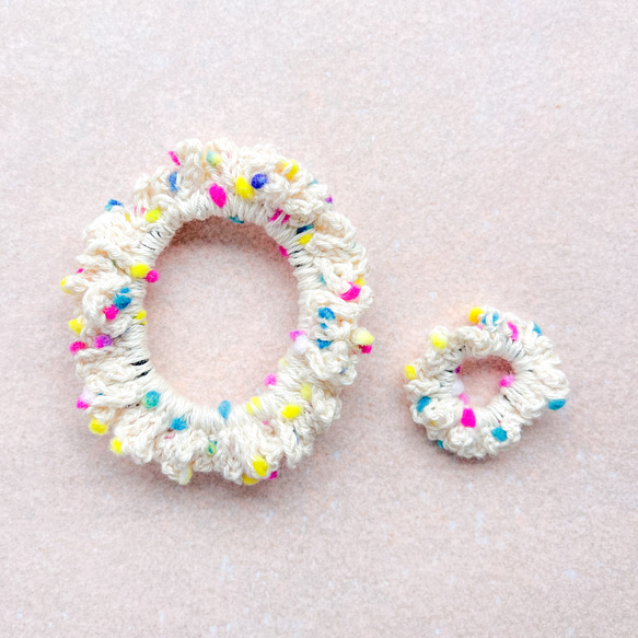 カラフルポンポンのニットシュシュ❤︎親子セット 姉妹 お揃い ヘアゴム キッズ ベビー 2枚目の画像