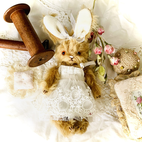 うさぎ好きさんのためのたっぷりレースの甘えたうさぎちゃんテディ