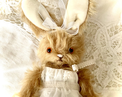 うさぎ好きさんのためのたっぷりレースの甘えたうさぎちゃんテディ