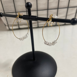 【一点物シリーズvol.10 樹脂ピアス】ビジューの輪っかピアス 2枚目の画像