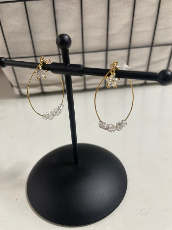 【一点物シリーズvol.10 樹脂ピアス】ビジューの輪っかピアス 2枚目の画像