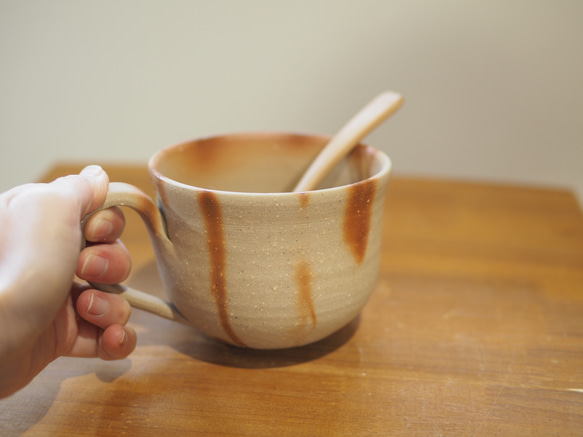 スープカップにも！たっぷりのめる備前マグカップ（緋だすき） 4枚目の画像