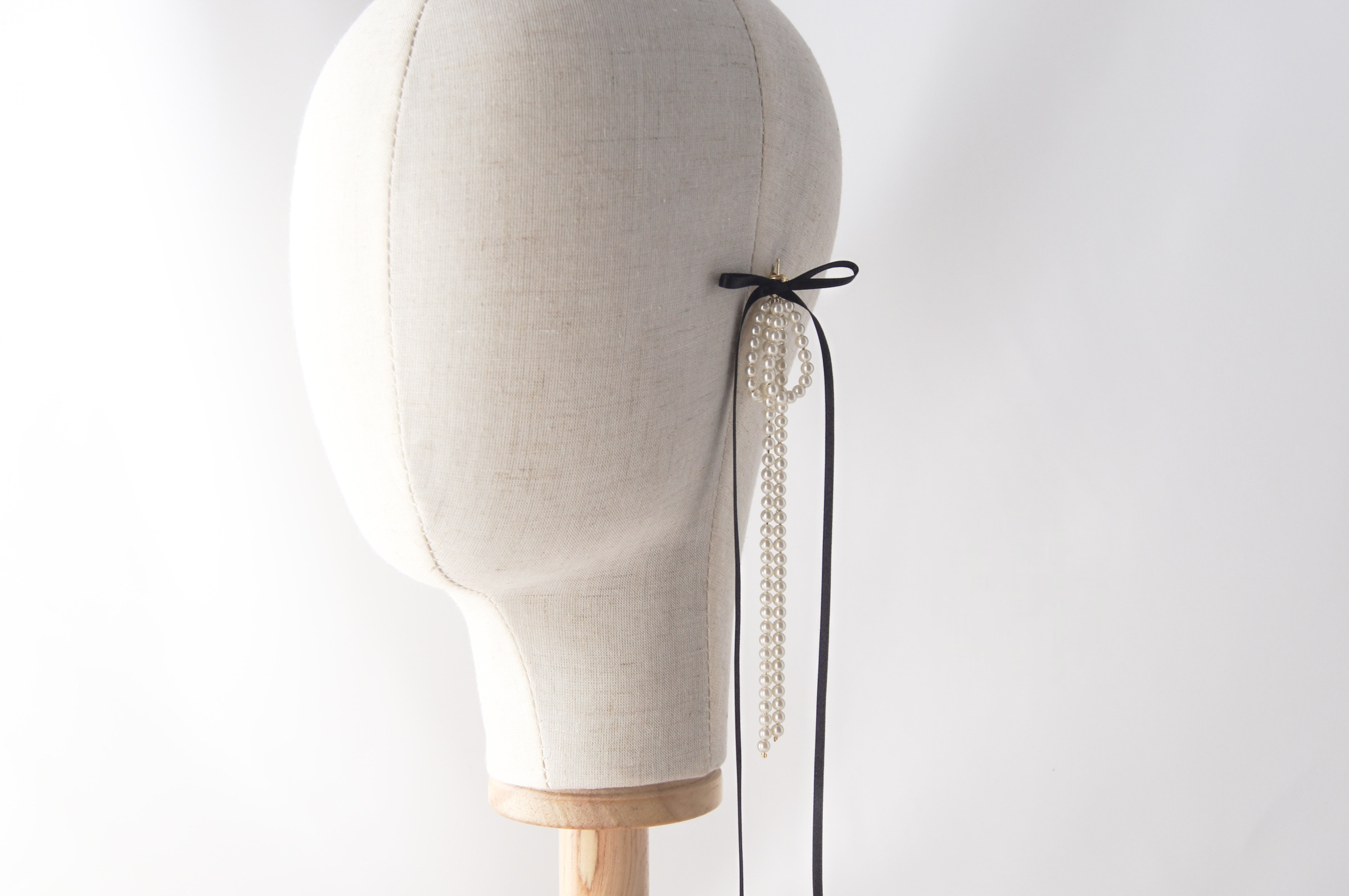 サテンパールリボン【ブラック】イヤリング/ピアス　ウェディング　ブライダルアクセサリー　結婚式お呼ばれ　リボン