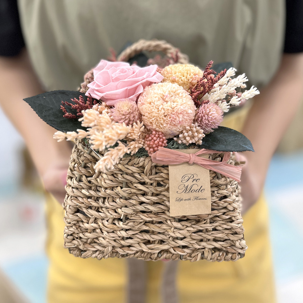 【ナチュラルな雰囲気♪】プリザーブドフラワー ラベンダープロフーモ ローズとピンポンマムが入ったバスケットです♪