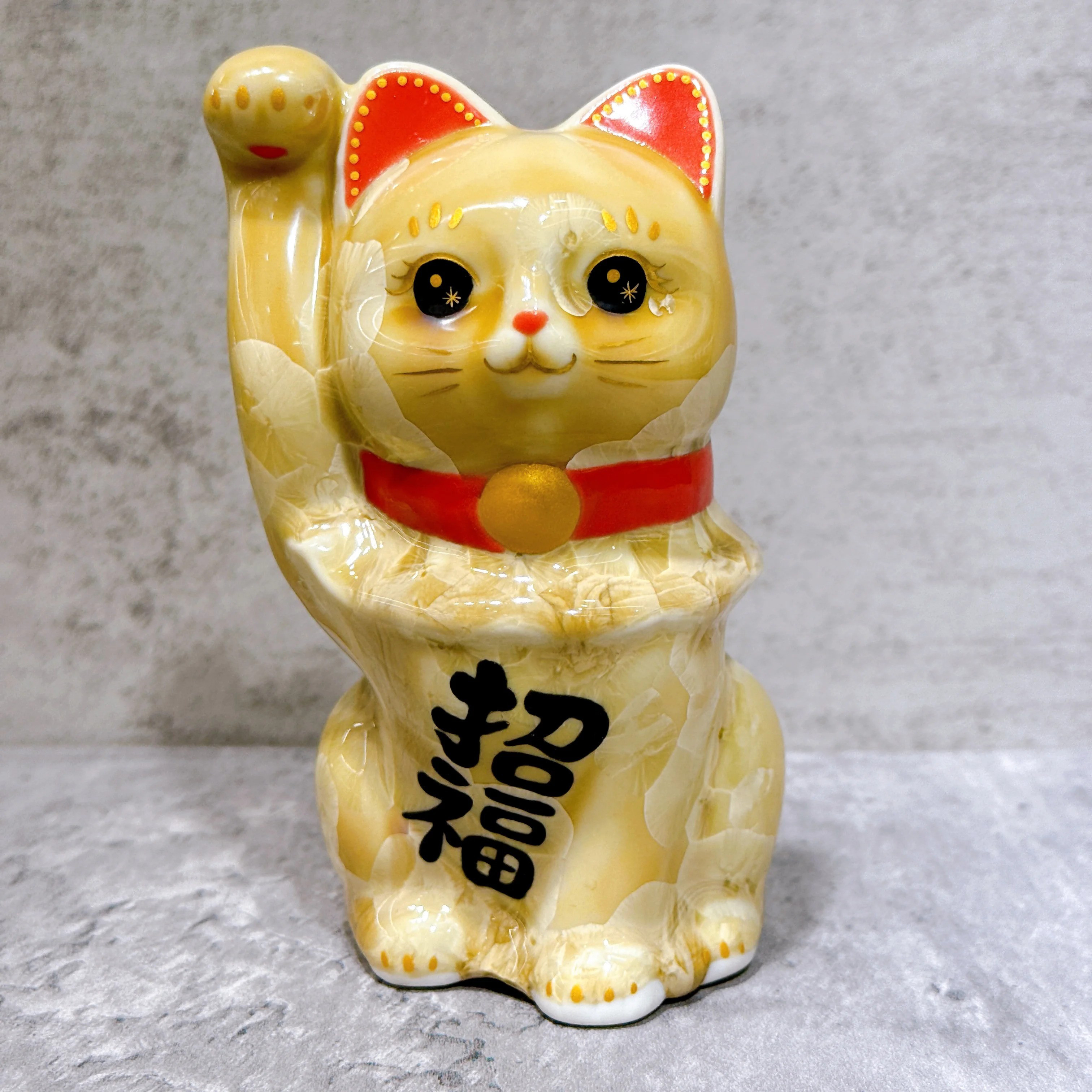 【清水焼 招き猫】 花結晶と金色の花が幸運を呼ぶ