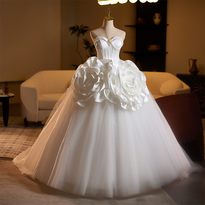 豪華 白 ふわふわ 特大立体花 ウェディングドレス パーティー 裾引き 高級感 結婚式 花嫁 前撮り 披露宴 A7101