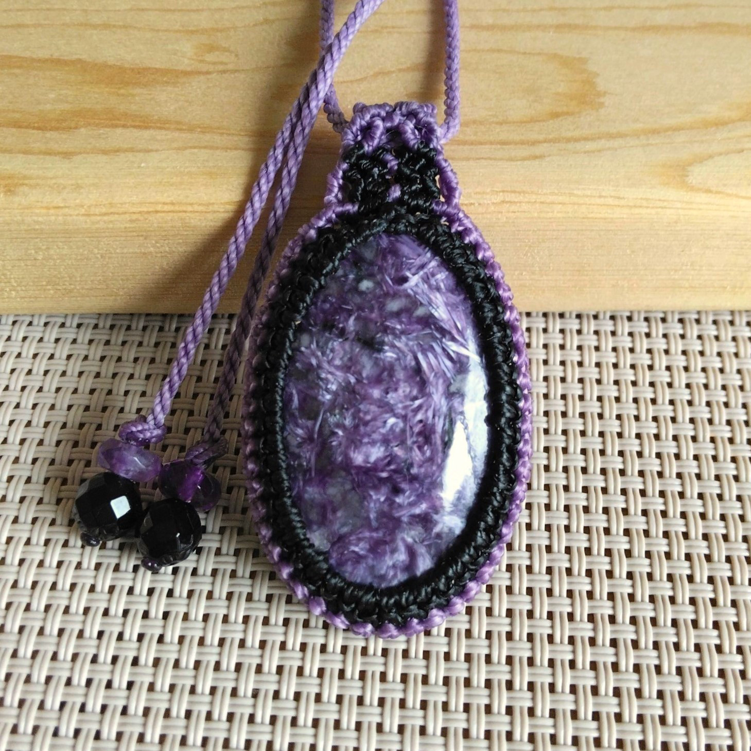 天然石ペンダント　チャロアイト　マクラメ編み　MP1