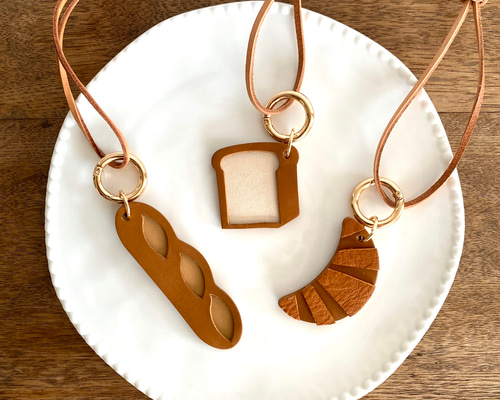 1月31日で販売終了】職人仕立て！パンの本革バッグチャーム：10日〜30