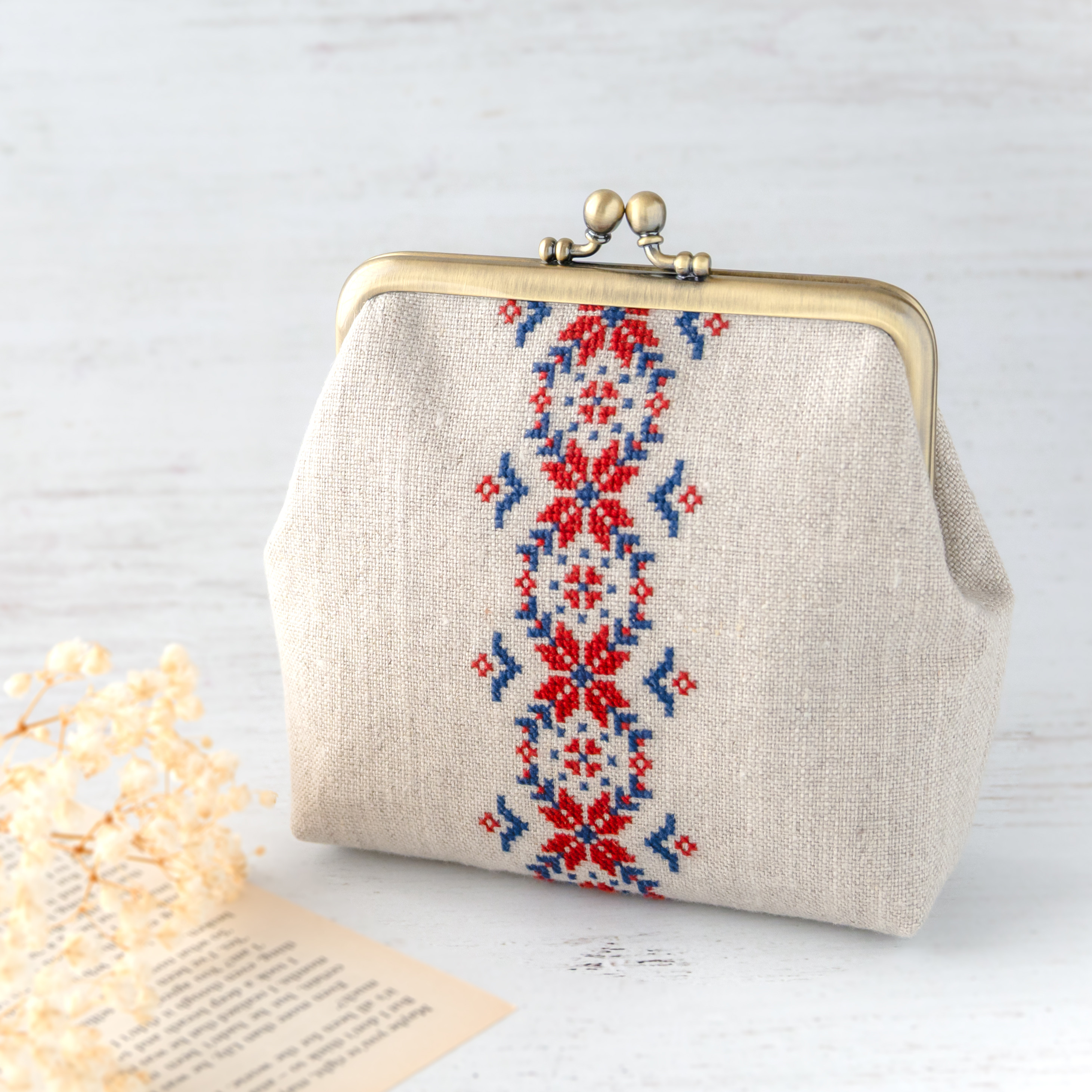 手刺繍リネンのがま口ポーチ（M）｜赤と青のコントラストが美しい北欧模様｜化粧ポーチにも◎