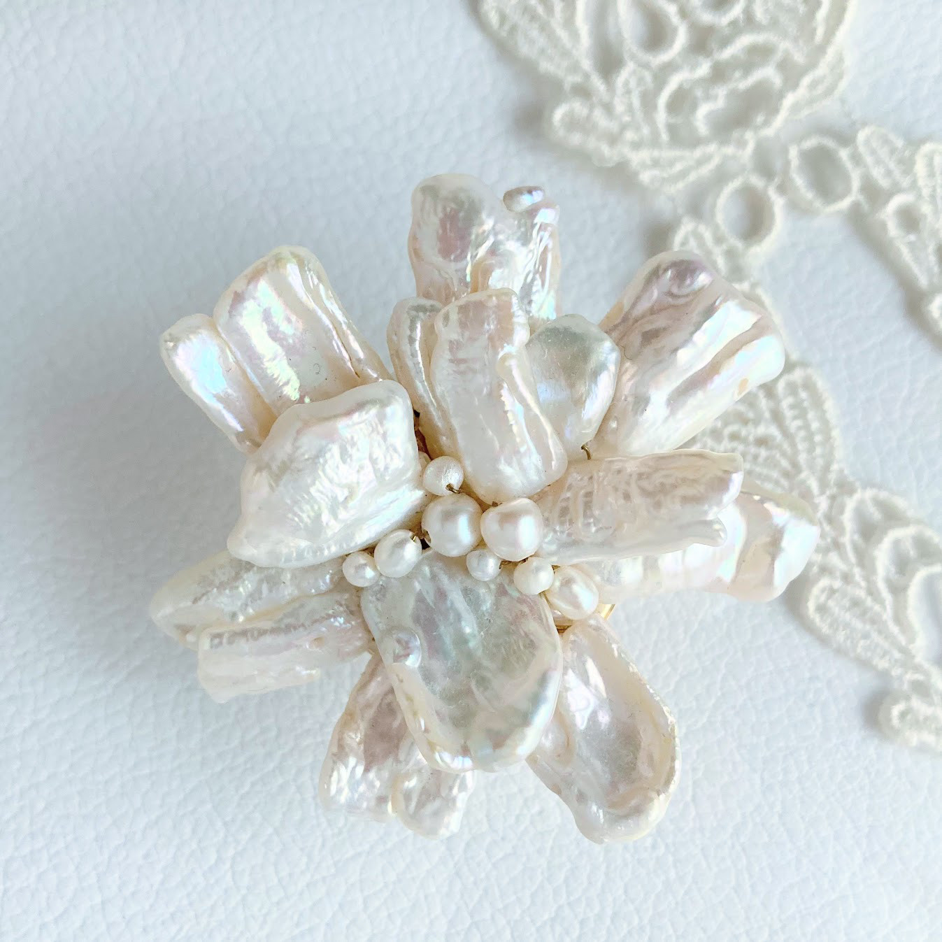 【Cタイプ】大粒淡水ケシ真珠のブローチ（オフホワイト）