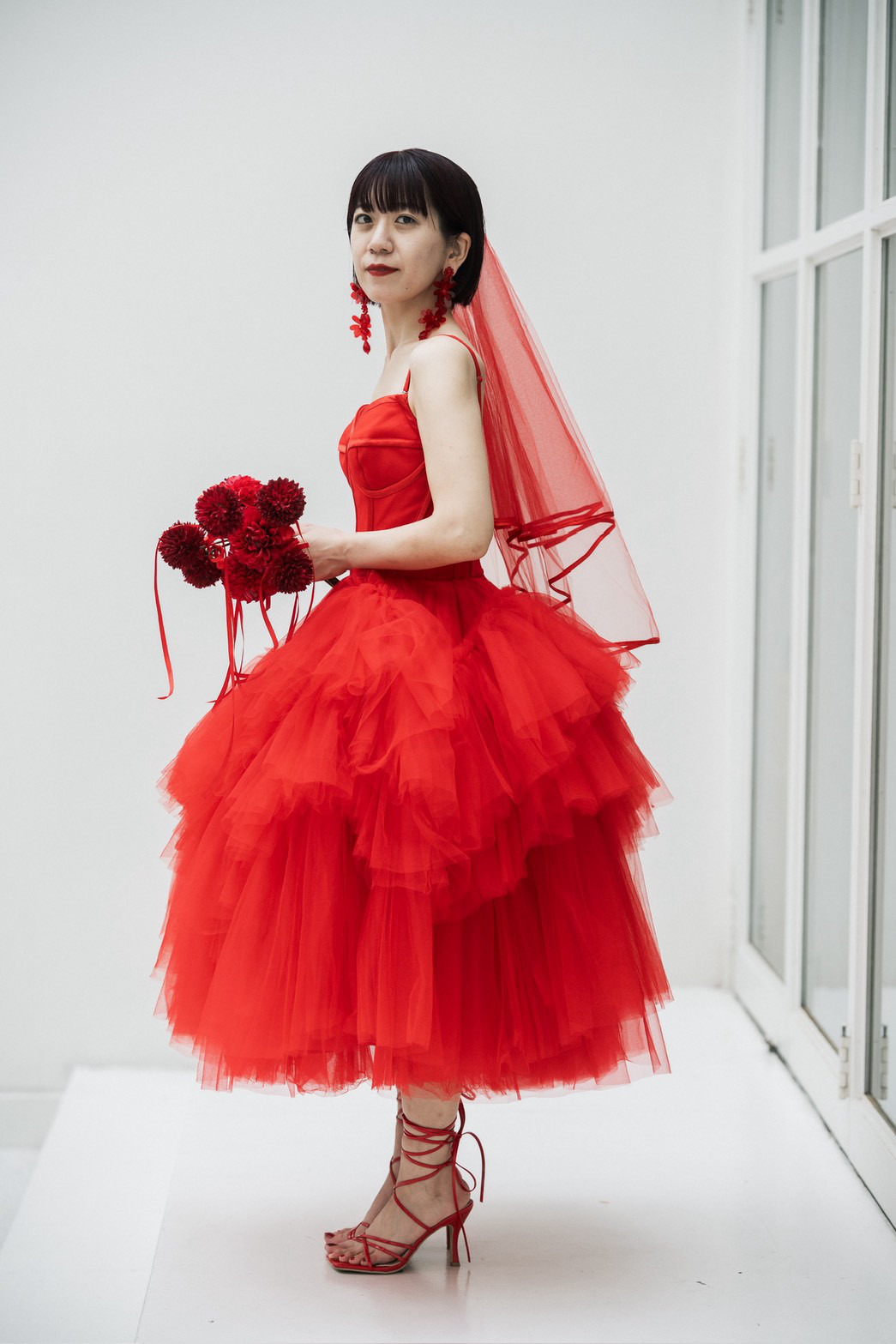 実例写真！カラードレス キャミソール 編み上げ アシンメトリードレス ミモレ丈 抜群におしゃれ度が際立つ 前撮り