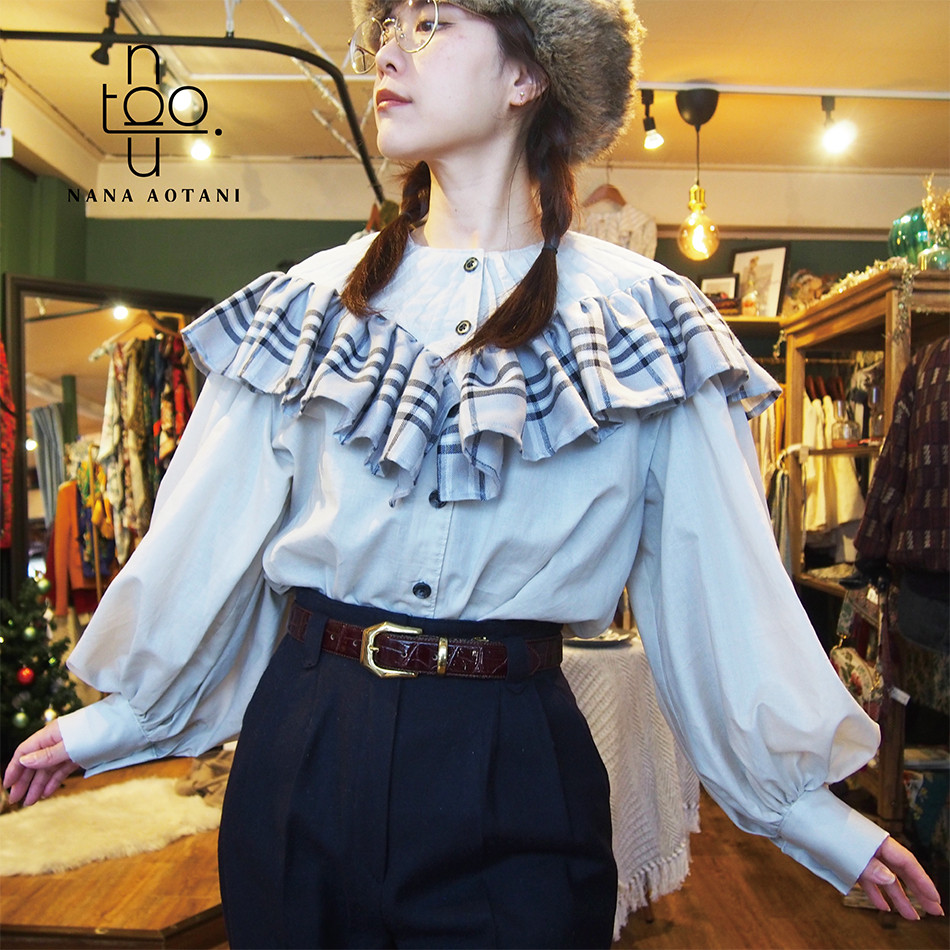 グレーピンタックフリルブラウス