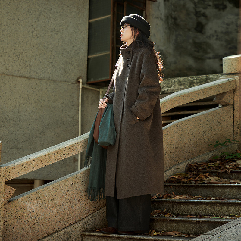 【オリジナル/ウール厚手】ミディアム丈コート。レトロモードな雰囲気と防寒性を兼ね備えた一枚。2色S572