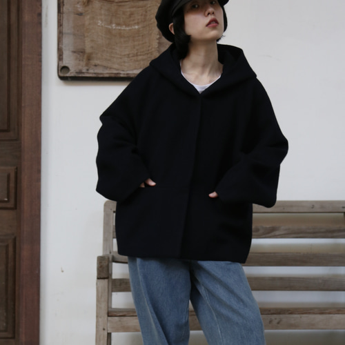 冬のファッションの頼もしい一枚に フード付きハーフコート ショート