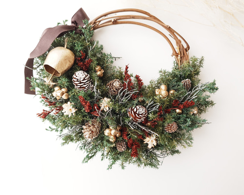 針葉樹のクリスマス ベル付きハーフリース nature リース hananotane