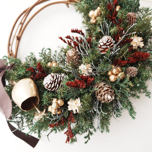 針葉樹のクリスマス ベル付きハーフリース nature リース hananotane