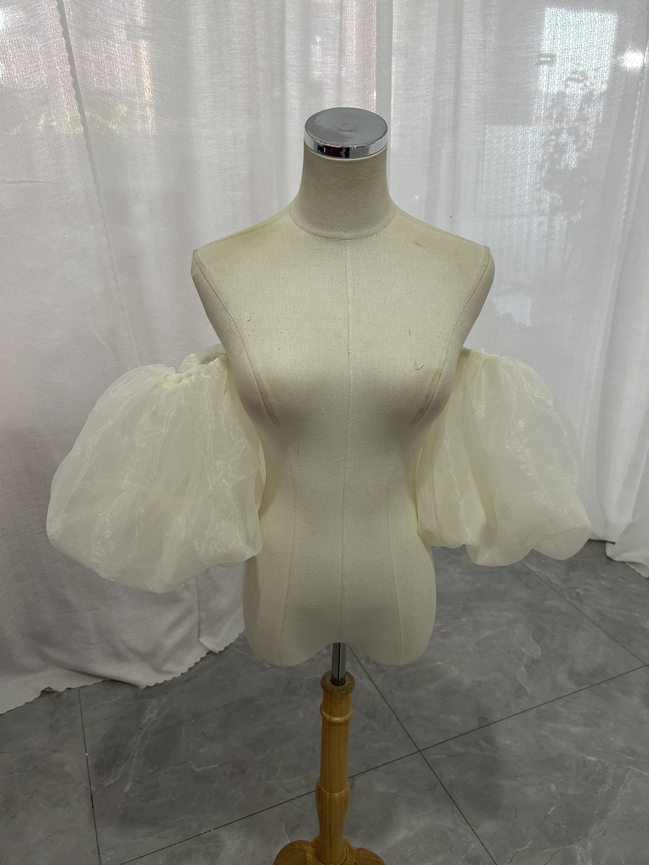 アイボリー  多層チュール 取り外し袖 アイボリー ショルダーの付け袖 キラキラパフスリーブ　ドレスアレンジ