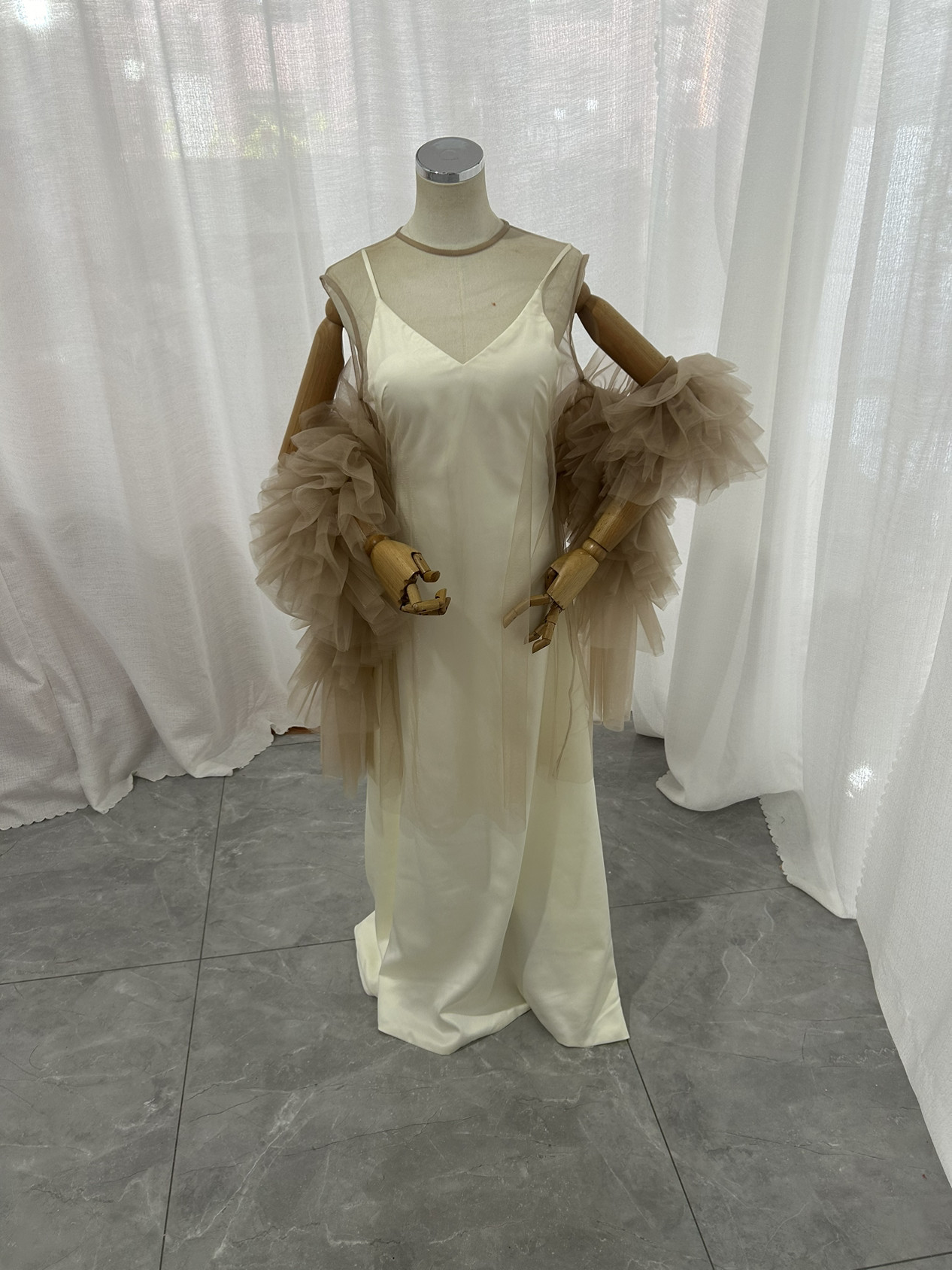 上品  オフホワイト キャミソール  Vネック  ウエディングドレス  + えカーディガン(ボレロ) ソフトチュール ラ