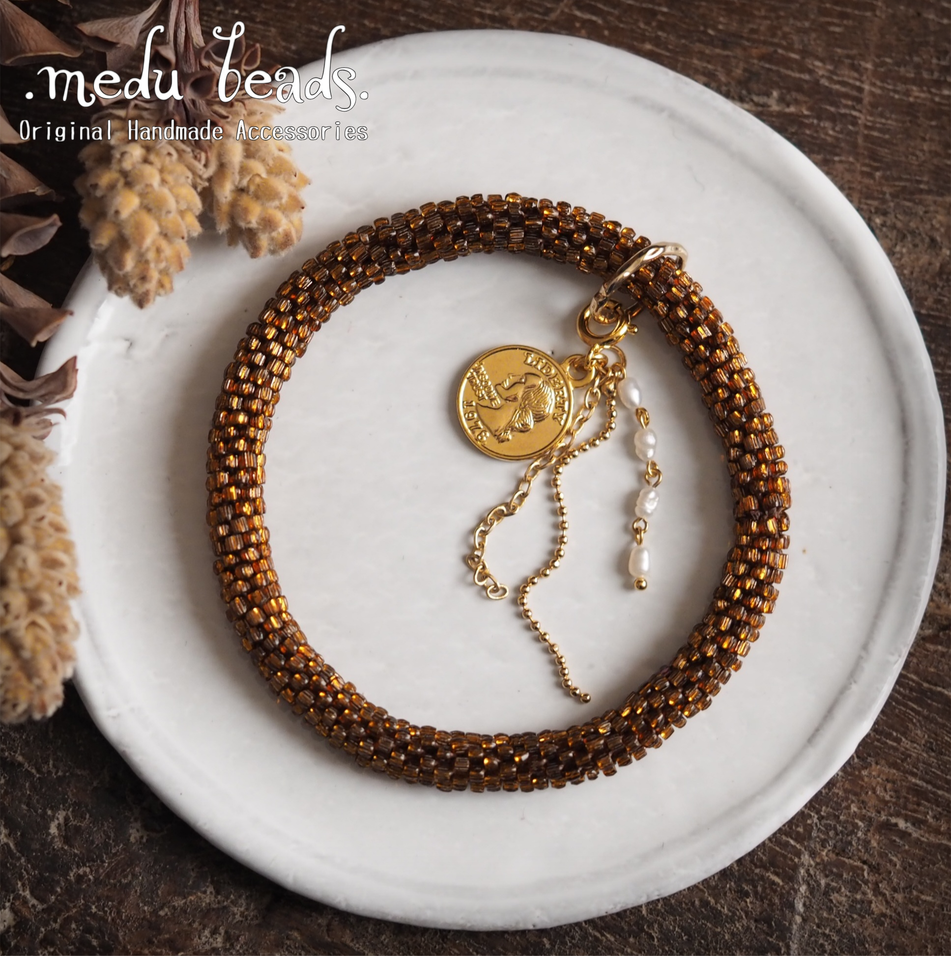 ～恋するバングル～　クリアブロンズビーズのバングル　メダルと淡水パールのチャーム