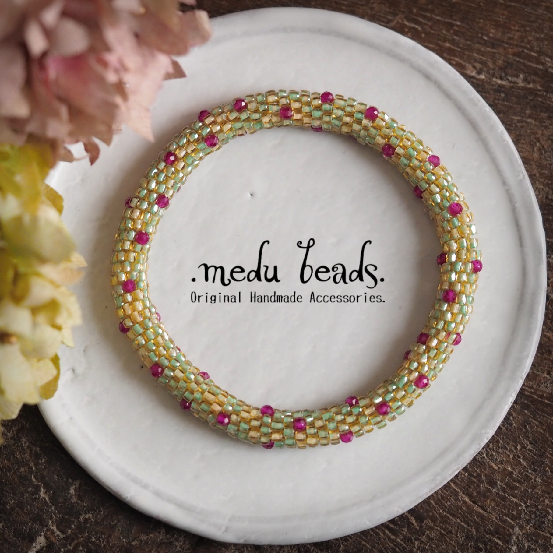 ～恋するバングル～　ピスタチオグリーンルビーのつぶつぶバングル