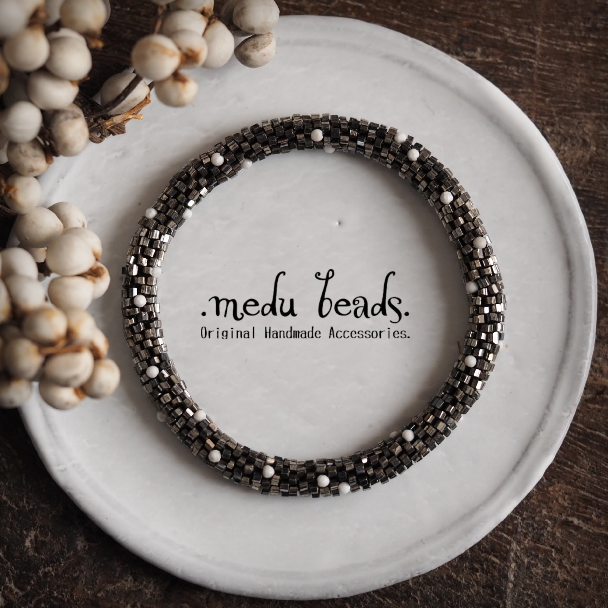 ～恋するバングル～　シルバーメタルビーズとハウライトのつぶつぶバングル