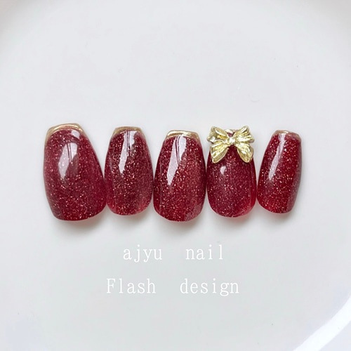 深紅の煌めきネイルチップ｜艶めくボルドー リボン フラッシュネイル