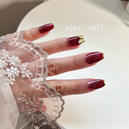 深紅の煌めきネイルチップ｜艶めくボルドー リボン フラッシュネイル