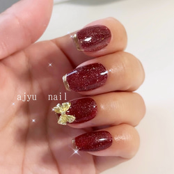 オーダーネイルチップ No.107 レッド系 微粒子マグ リボン クリスマス 深紅の煌めきネイルチップ｜艶めくボルドー リボン フラッシュネイル