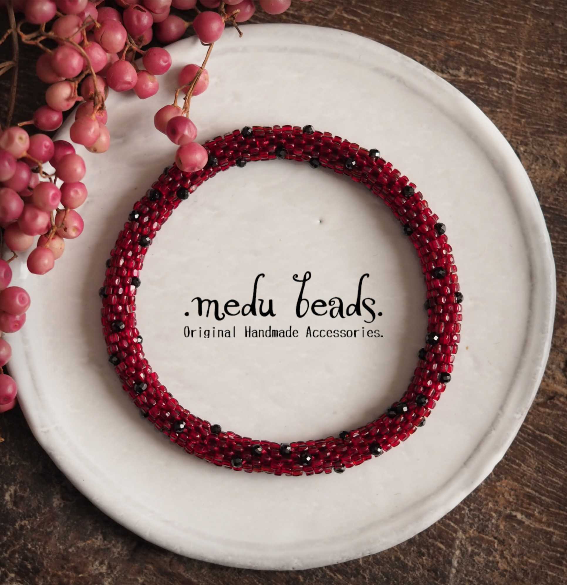 ～恋するバングル～　ザクロビーズとブラックスピネルのつぶつぶバングル