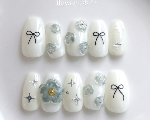 淡いブルーのフラワー×リボンネイル |水色 大人 高品質 白 結婚式 成人