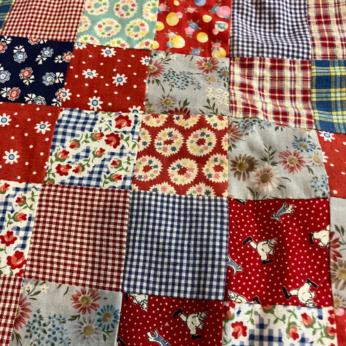 ❣️パッチワーク　スカラップキルト❣️薔薇　マルチカバー ❣️パッチワーク スカラップキルト❣️薔薇 マルチカバー ❣️パッチ