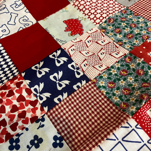 ❣️パッチワーク　スカラップキルト❣️薔薇　マルチカバー ❣️パッチワーク スカラップキルト❣️薔薇 マルチカバー ❣️パッチ