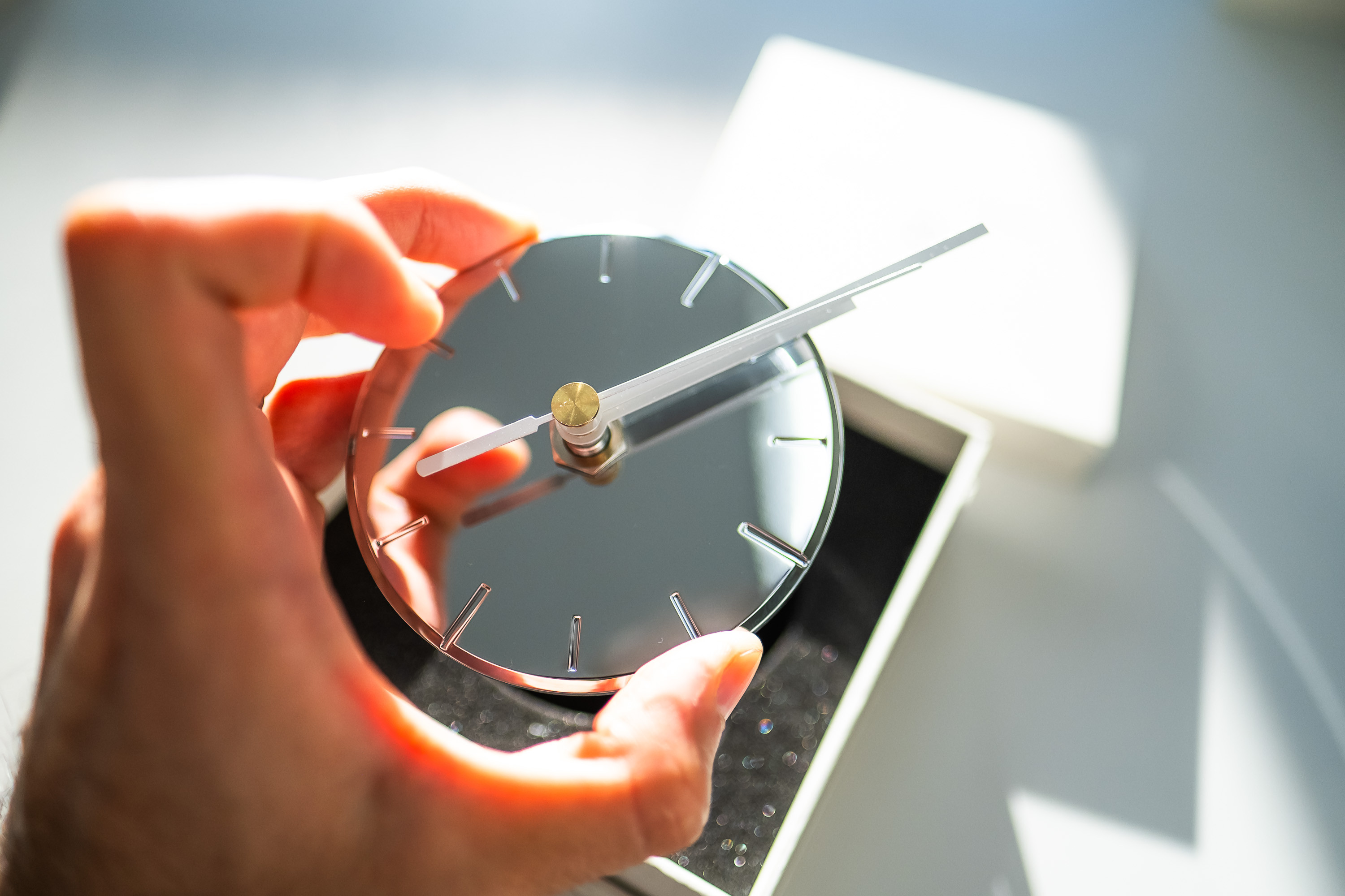 ひかりを楽しむ掛け時計〈銀河〉9cm｜ちいさな時計｜輝きを与える光のインテリア